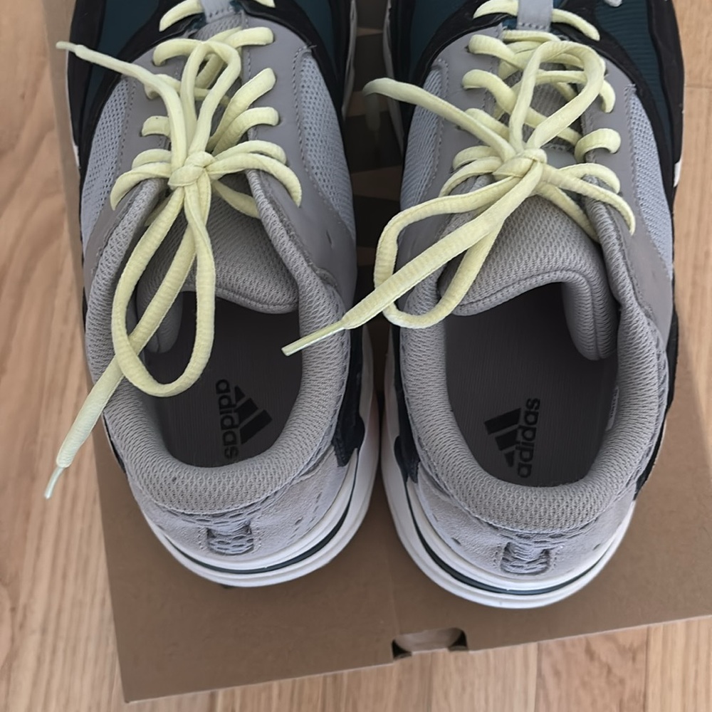 Yeezy 700 Boost Wave Runner B75571 YZY Kanye Sneaker Solid Grey/Chalk White/Core - Picture 10 of 11